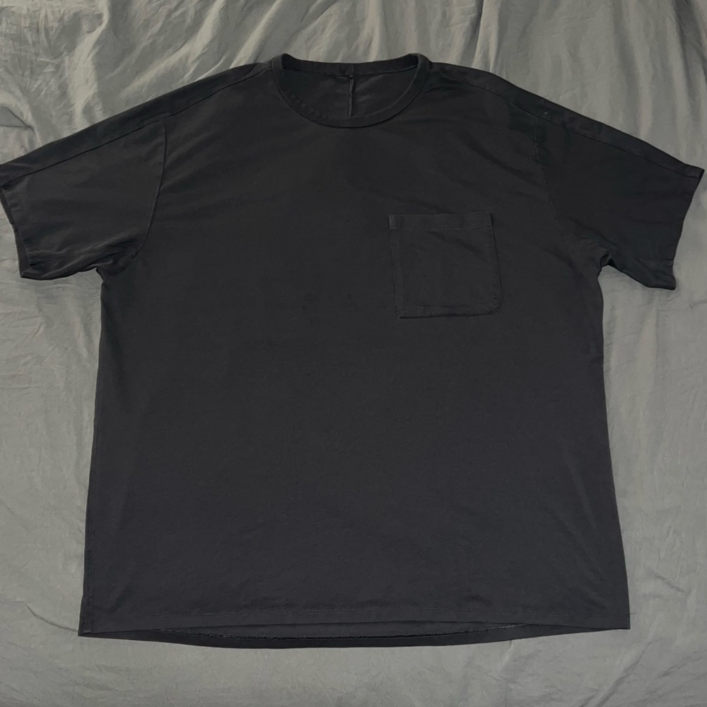 Lululemon Men’s Chest Pocket Relaxed Fit T-Shirt - Size Large Grey